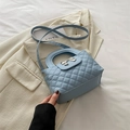 Borsa a secchiello blu trapuntata con fiocco d'argento e tracolla regolabile - Blu