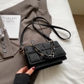 Sac à bandoulière matelassé noir élégant avec chaîne décorative et sangle en cuir - Noir