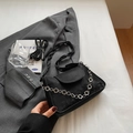 Klassische schwarze Samt-Umhängetasche mit silberner Blütenkette und Web-Riemen - Schwarz