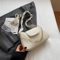 Elegante cremefarbene Kettenschultertasche mit floralem Metallakzent und Webriemen - Cremeweiß