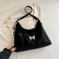 Borsa a spalla nera con farfalla, trama pieghettata e catena su giacca beige elegante - Nero