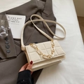 Sac à bandoulière matelassé blanc crème avec chaîne décorative et boucles dorées - Blanc Cassé