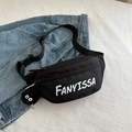 Zwarte canvas heuptas met witte letteropdruk en een zachte pluche bal hanger - Met Hanger / Zwart