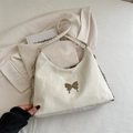 Elegante borsa a spalla bianco sporco con texture marmorea e dettaglio farfalla - Bianco