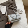 Sac bandoulière matelassé gris argenté avec chaîne décorative en résine bleue et métal - Argenté