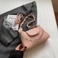 Rosa Schultertasche aus Wildleder mit gewebtem Riemen und silberner Blütenkette - Rosa