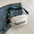 Witte sportieve heuptas met zwarte FANYISSA-letters en een zachte pluche hanger - Met Hanger / Wit