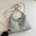 Borsa hobo plissettata grigio argento con fibbia a farfalla dorata e tracolla - Grigio