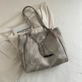Graue Vintage-Tragetasche mit Marmor-Waschtextur und metallischem Kettenanhänger - Grau