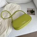 Borsa a spalla verde erba di tendenza con ricamo Fashion su sfondo chiaro minimalista - Verde
