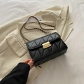 Borsa a tracolla trapuntata nera con catena dorata e chiusura a girello in metallo - Nero