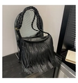Detalle del bolso bandolera negro con flecos y correa trenzada con herrajes dorados - Negro