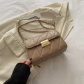 Borsa a tracolla in pelle beige trapuntata con chiusura a scatto dorata e catena - Cachi