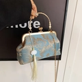 Borsa qipao in seta blu con ricamo floreale dorato e tracolla a catena in metallo - Blu