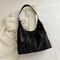 Bolso tote negro elegante con textura arrugada vintage y etiqueta de moda para mujer - Negro
