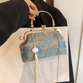 Borsa a mano in jacquard azzurro con motivi floreali dorati e catena con nappa - Blu