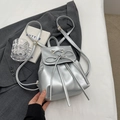 Schicker silberner Metallic-Minirucksack mit Schleifendetail und verstellbaren Trägern - Silber