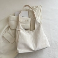 Bolso hobo blanco crema minimalista con textura de mármol y decoración de remaches dorados - Blanco