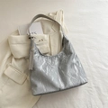 Bolso hobo gris minimalista con textura arrugada y detalle de etiqueta de cuero - Gris
