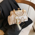Borsa a tracolla retrò in broccato beige con ricami floreali e nappa dorata - Bianco