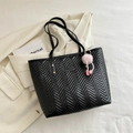 Grand sac cabas noir matelassé avec coutures en V et breloque basket rose en peluche - Avec Pendentif / Noir