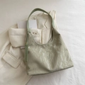 Bolso de hombro media luna verde claro con textura arrugada brillante y etiqueta - Verde