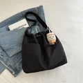 Sac seau en nylon noir à cordon avec un joli pendentif peluche tasse de café casual - Avec Pendentif / Noir