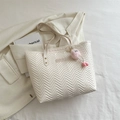 Sac cabas crème matelassé à motif chevron avec poignées et pendentif rose - Avec Pendentif / Blanc