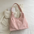 Sac à épaule rose brillant plissé avec étiquette mode et style minimaliste chic - Rose