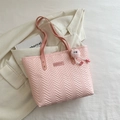 Sac fourre-tout rose matelassé avec motif à vagues et breloque en peluche - Avec Pendentif / Rose