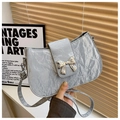 Detalle de hebilla con lazo plateado en bolso hobo de cuero arrugado elegante - Plateado