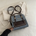 Borsa retrò in pelle opaca blu e marrone con borchie dorate e tracolla regolabile - Blu