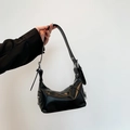 Bolso de hombro minimalista en piel sintética negra con correa ajustable y herrajes plateados - Negro