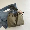 Sac seau en toile vert olive avec cordon de serrage et charmant pendentif peluche - Avec Pendentif / Vert