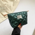 Bolso de nailon acolchado verde con brillo metálico y parche de moda en la mano - Verde
