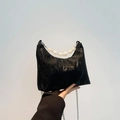 Borsa nera a pieghe con manico di perle e tracolla a catena d'argento donna - Nero