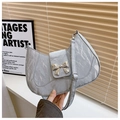 Nahaufnahme der hellgrauen Hobo-Tasche mit silberner Schleifenschnalle und Falten - Blau