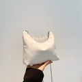 Borsa a mano bianca a mezzaluna con perline trasparenti e tracolla a catena argento - Bianco