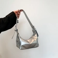 Bolso hobo plateado metalizado en forma de media luna con correa ancha de remaches y brillo - Plateado