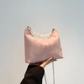 Borsa con perline e motivo marmo rosa con scritte dorate e catena in argento - Rosa