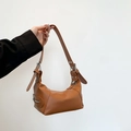 Bolso hobo de cuero suave marrón con correa ajustable para el hombro y hebillas de plata - Marrón