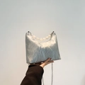 Borsa a tracolla argento pieghettata con manico in perle bianche e catena - Argento