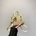 Mini gesteppte Umhängetasche in Beige mit goldenen Details und Handgriff für Damen - Gold