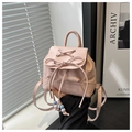 Detailaufnahme des rosa Leder-Minirucksacks mit Schleife und Perlen-Kordelzug - Rosa