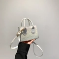Weiße gesteppte Mini-Handtasche mit Perlglanz-Effekt und verstellbarem Schultergurt - Silber