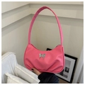 Primer plano del bolso bajo el brazo en cuero sintético rosa con mariposa de plata y pliegues - Rosa