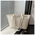 Detailansicht der cremefarbenen Shopper-Tasche mit vertikaler Streifenstruktur und Logo - Weiß
