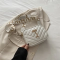 Witte gewatteerde crossbodytas met gouden herten hanger en brede schouderriem - Wit