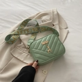 Muntgroene crossbodytas met V-vormig stiksel, hertenhanger en brede canvas riem - Groen