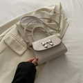 Elegante cremeweiße kleine Schleifenhandtasche mit Silberschnalle und Trageriemen - Weiß